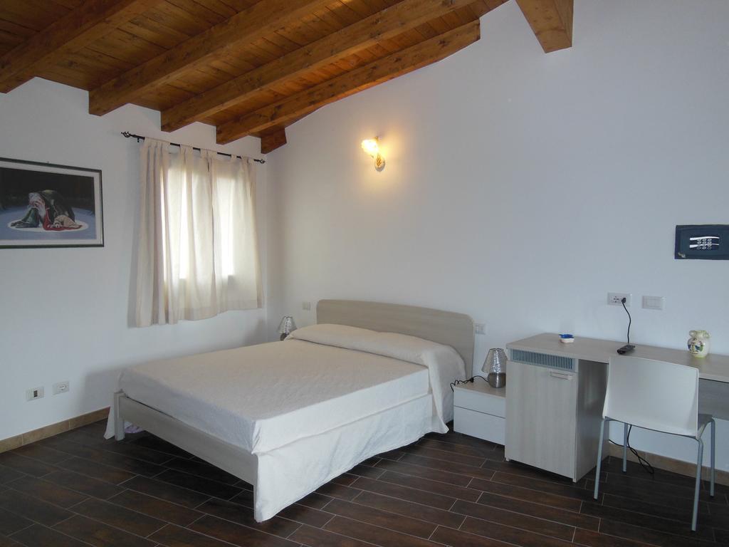 Pettirosso San Teodoro (Sardinia)