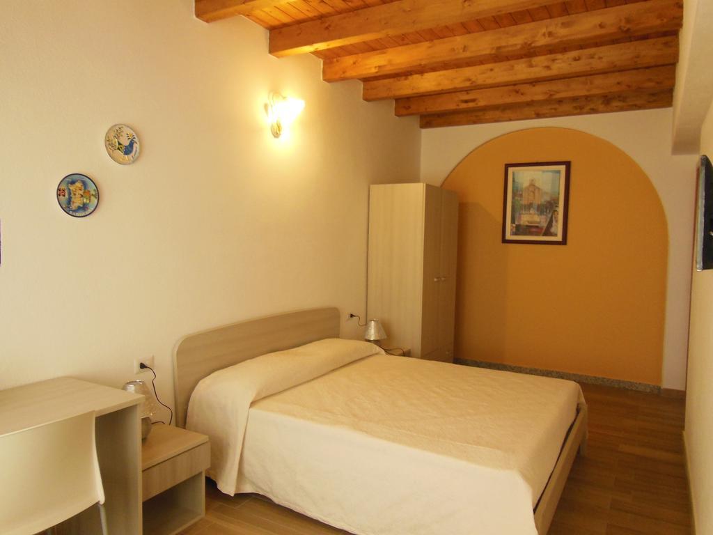 Pettirosso San Teodoro (Sardinia)